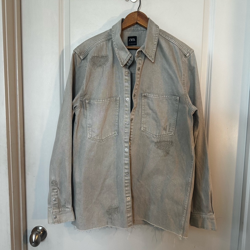NWOT ZARA Relaxed Fit Frayed/Distressed Grey Button Up Denim Shacket, Medium